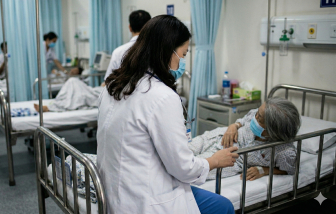 Giả danh nhân viên y tế, vào tận giường bệnh để thu phí