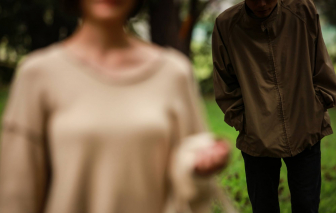 Khi luật pháp chưa thể ngăn bước chân của những kẻ bám đuôi tại Hàn - Nhật