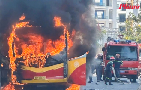 Xe khách bất ngờ bốc cháy dữ dội ở Nha Trang khiến người dân hoảng sợ