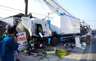 Cabin xe tải bị cụp đầu, va chạm với nhà dân và nhiều xe máy