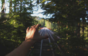 Đàn ông 40 hay đứng núi này trông núi nọ?