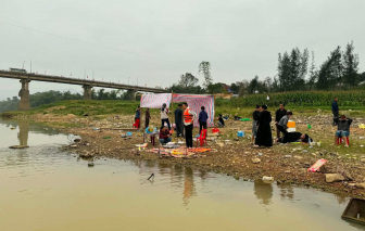 1 phụ nữ nghi nhảy xuống sông Con tự tử