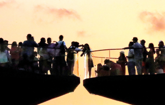 Nụ hôn trên một chiếc cầu