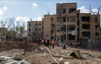 Xung đột tại Trung Đông: Israel hứng loạt tên lửa lớn từ Iran và Hezbollah