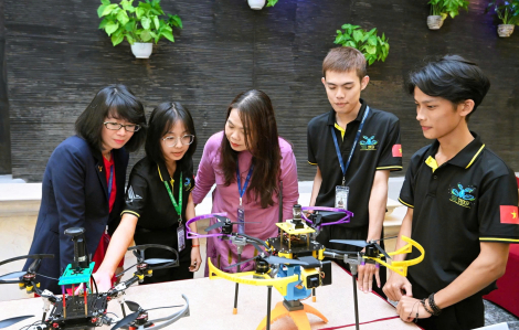 Kỹ sư thiết bị bay không người lái: Lương cao, dễ xin việc nhưng kén người học