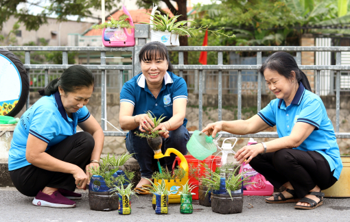 Hồi sinh rác thải nhựa thành những vườn hoa phụ nữ