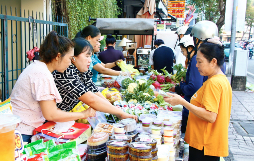 Nhiều giải pháp tiếp sức người thu nhập thấp mùa “bão giá”