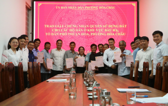 Các hộ tái định cư ở Huế được cấp sổ đỏ sau gần 30 năm chờ đợi