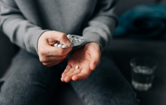 Ông Trump dọa áp thuế 100% với hãng dược không giảm giá thuốc