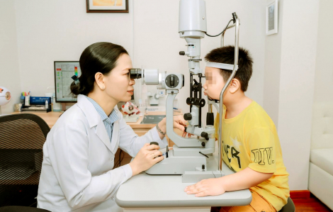 Nhận diện bệnh cận thị giả ở trẻ xem nhiều thiết bị điện tử