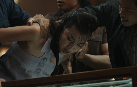 Thanh Hằng ứa nước mắt xem lại mình trên phim