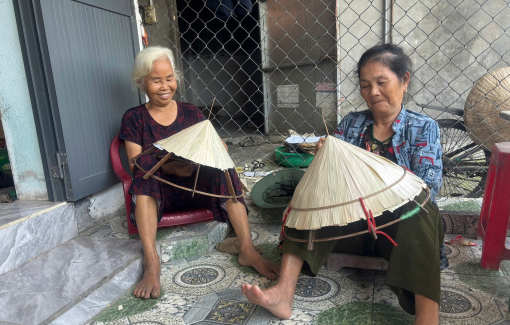 Những đôi tay giữ hồn nón lá ở Hòa Thịnh