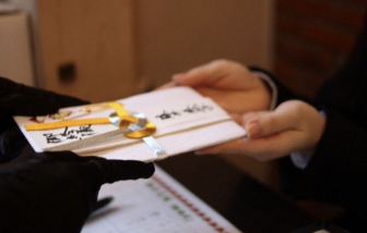 Người Nhật tổ chức lễ ly hôn, ăn mừng khởi đầu mới