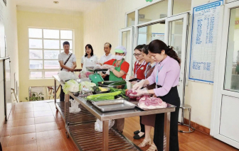 Thực phẩm bẩn vào trường học: Siết kiểm soát từ hợp đồng đến bếp ăn