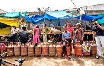 Người dân gồng mình trong khủng hoảng nhiên liệu toàn cầu