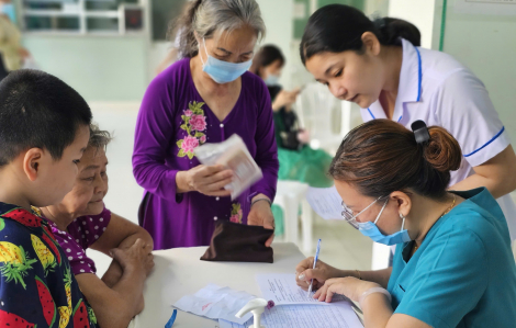 Người dân phấn khởi đi khám sức khoẻ miễn phí