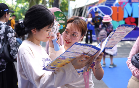 Khách săn tour hè tại Ngày hội Du lịch TPHCM