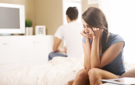 Chồng đưa trai trẻ về phòng riêng của chúng tôi