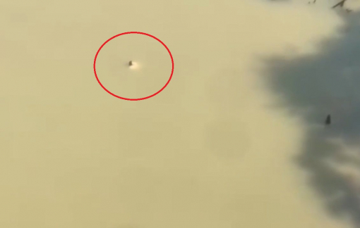 Nam thanh niên lao xuống sông cứu cô gái nhảy cầu