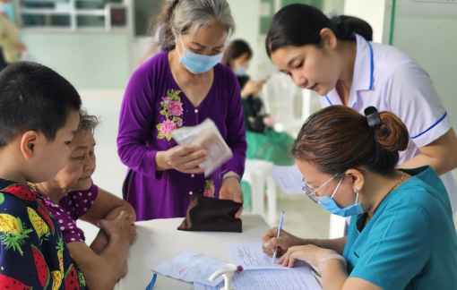 Người dân phấn khởi đi khám sức khoẻ miễn phí