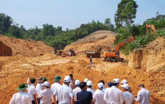 Gần 250 cán bộ, chiến sĩ Bộ CHQS TP Đà Nẵng lên núi hỗ trợ xây trường biên giới
