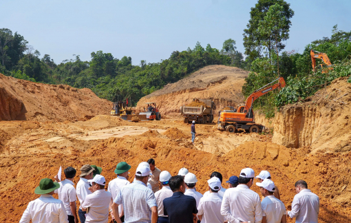Gần 250 cán bộ, chiến sĩ Bộ CHQS TP Đà Nẵng lên núi hỗ trợ xây trường biên giới