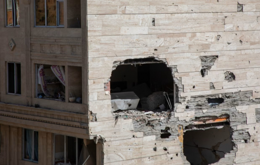 Israel tấn công nhà máy lọc dầu, sân bay của Iran, ông Trump khẳng định tối hậu thư