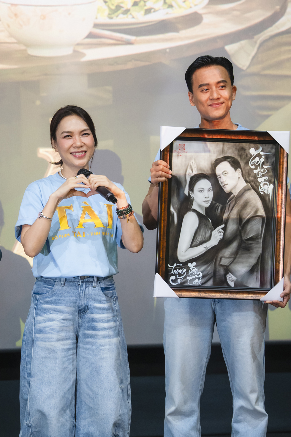 Cả hai nhận được món quà đặc biệt từ fan khi giao lưu tại cụm rạp