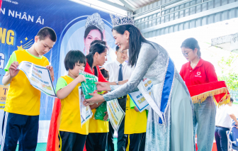 Cô hoa hậu khuyết tật ra mắt dự án học bổng giúp trẻ em nghèo