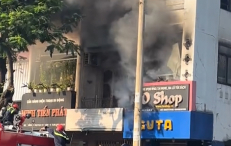 Cháy nhà 4 tầng trên đường Lê Hồng Phong TPHCM, kính rơi từng mảng xuống đường
