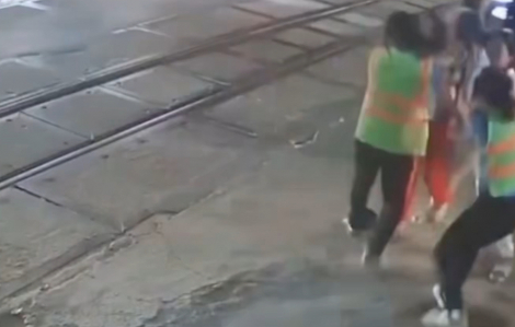 Hành hung 2 nhân viên gác chắn khi bị ngăn cản vượt qua đường ray