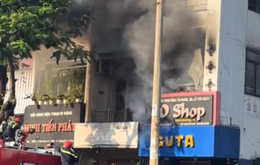 Cháy nhà 4 tầng trên đường Lê Hồng Phong TPHCM, kính rơi từng mảng xuống đường