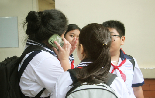 Trường cấm điện thoại, ở nhà cũng cần hạn chế