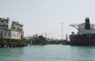 Giá dầu thô giảm mạnh sau đề xuất ngừng bắn giữa Mỹ và Iran