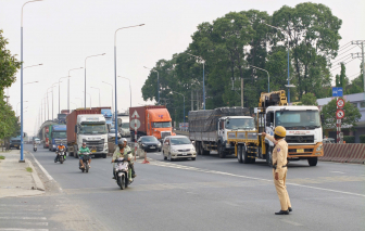 Tăng cường kiểm tra, xử lý xe máy đi vào đường cấm trên cầu vượt ngã tư 550