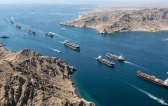 Tàu thuyền bắt đầu đi qua eo biển Hormuz