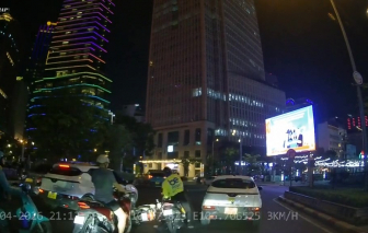 Thanh niên mặc áo xe ôm công nghệ cầm gậy 3 khúc đuổi, đánh người ở phường Sài Gòn