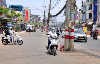 Đi đường Nguyễn Thị Định, vừa chạy xe vừa lo tông cột điện
