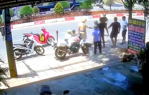 Bác thông tin CSGT cầm gậy đuổi đánh người vi phạm té ngã xuống đường