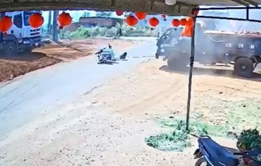 Clip nam thanh niên gặp nạn trong ngày cưới do vướng dây nối giữa hai xe tải chở vật liệu