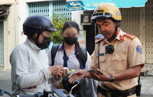 Phụ huynh, học sinh ngỡ ngàng khi bị CSGT lập biên bản vi phạm trước cổng trường