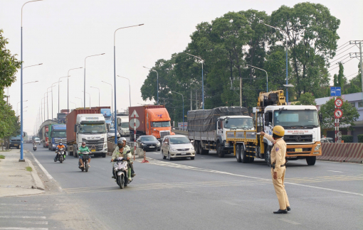 Tăng cường kiểm tra, xử lý xe máy đi vào đường cấm trên cầu vượt ngã tư 550
