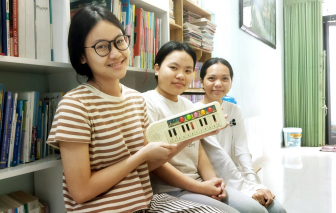 Cây đàn đồ chơi tuổi thơ