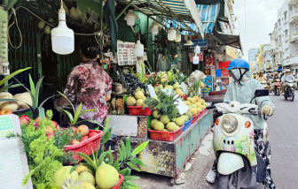 Nắng gắt, quán nước vẫn ế khách