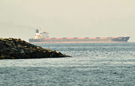 Giá dầu thế giới tăng vọt khi thỏa thuận ngừng bắn trở nên mong manh