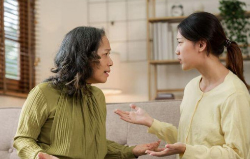 Mẹ luôn than vãn, bắt chồng con gánh món nợ hy sinh