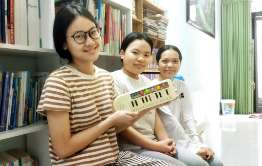 Cây đàn đồ chơi tuổi thơ