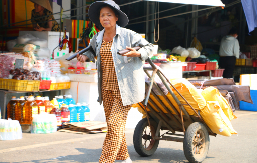 Huế nắng nóng gay gắt, người lao động nghèo vất vả mưu sinh