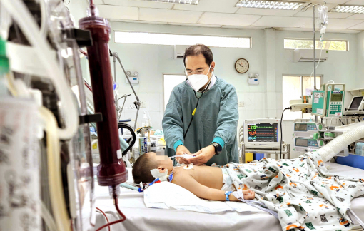 Nhiều trẻ nhập viện thở máy vì mắc tay chân miệng nặng