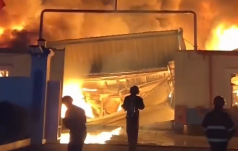 Cháy lớn tại công ty sơn ở phường Long Nguyên, TPHCM